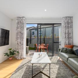 Explore Wanaka - Mountain Views, Riverside Locale Townhouse