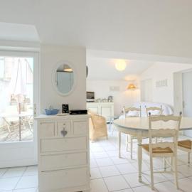 Appartement avec terrasse au port d'Ars-en-Ré, Wi-Fi gratuit - FR-1-835-6, hotel v destinaci Ars-en-Ré