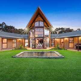 Moon light Retreat, Hotel in Whittlesea