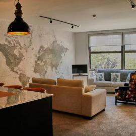 Modern City Loft, 2BR Split, 2 Levels & Parking、オークランドのホテル