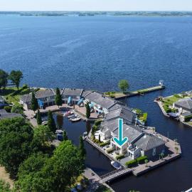 Modern 4-person ground-floor apartment on the waterfront with private dock near Giethoorn