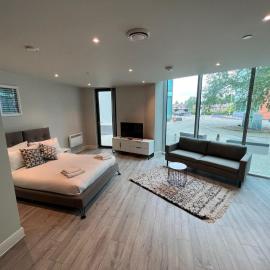 Cosy Studio with private entrance & Parking, Hotel in Bracknell