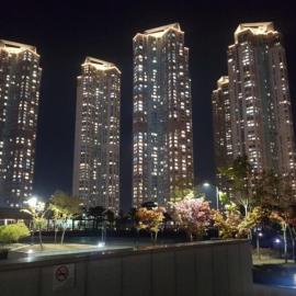 Sky lounge with Han River view, Ilsan Lake Park, KINTEX, Goyang Sports Complex, Gimpo Airport- Landmark Stay in Ilsan, hotel v destinaci Kojang