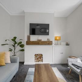 Central & Chic - Huge Home - Free WIFI & Parking