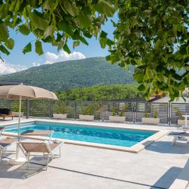Villa Magnolia I Heated Pool & Hot Tub near Omiš, 10 Guests, hotel a Tugare