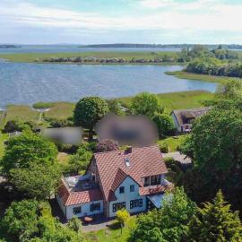 Familienferienhaus Rügenbrise - Gemeinsames Urlauben mit Steg und Boot auf Rügen - alles inklusive und 5 Bäder