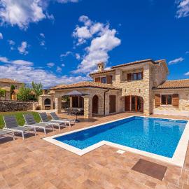Holiday house CASA DI BRONZO with private pool，弗尔的飯店