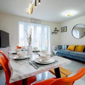Luxury 5BDR with City Access, Free Parking and Wi-Fi