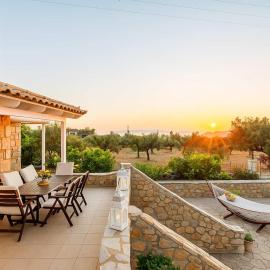 Mani's Aura Seaside - Paradise Villa With Garden, hotel em Kotrónion