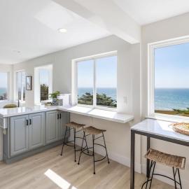 Oceanfront Coastal Home with Breathtaking Views Hiking Beaches & More, ξενοδοχείο σε Moss Beach