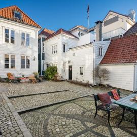 Bergen Gem Straight Out of History - Built in 1750, ξενοδοχείο στο Μπέργκεν