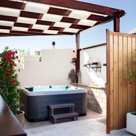 Holiday home Paula- with hot tub, 200m from the beach, hotell sihtkohas Sućuraj