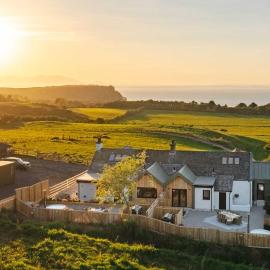 Firth View 1 - Luxury Cottage with Sea View & Hot Tub, Ayr, hotell i Ayr