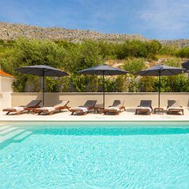 Luxury Apartment Lorena - Private Heated Pool -, hôtel à Jesenice