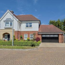Luxury Villa with Hot Tub - Royal Ascot, Legoland - Pass the Keys, hotel a Windsor