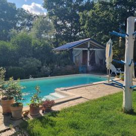 Bámbi Apartman, hotel a Harsány