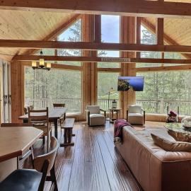 Hot Tub & Fire Pit~The Pines Chalet, hotel in Ellicottville