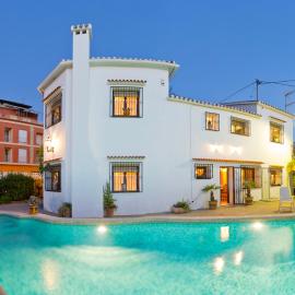 Precioso chalet con gran algarrobo y piscina privada、La Jaraのホテル