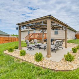 Pool Access, Grill & Gazebo: Ozark Getaway!, hotel a Ozark