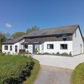 Spacious 6 bedroom retreat in peaceful location