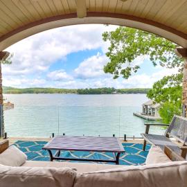 Waterfront Escape on Blue Ridge Lake w/ Dock!, hotel v destinácii Morganton