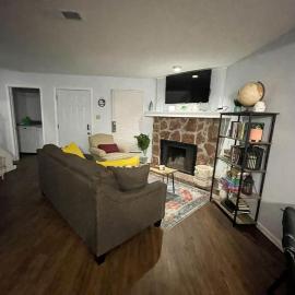 Cozy 2BR 2BA apt close to Siegen & Womans