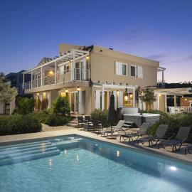 Villa BELLA - beautiful and modern house with pool, souna, jacuzzi & playground, Ližnjan - Istra, hotel in Ližnjan