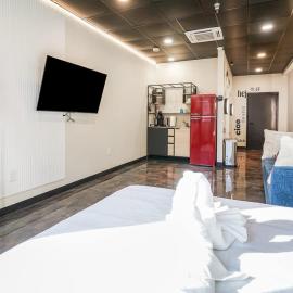 New Loft 3 min to CMU Pitt Sleeps 4