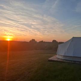 Tente glamping "Explorateurs" à la Ferme de la Chevêche