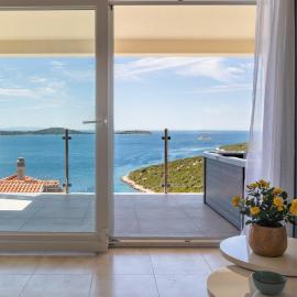 Villa Danijela with private Jacuzzi and parking, ξενοδοχείο σε Vinisce