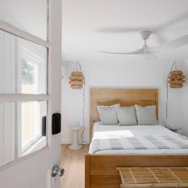 The Casita - 1 BR with Outdoor Oasis - Cowboy Pool - Walk to Beach - Pets - Outdoor Shwr