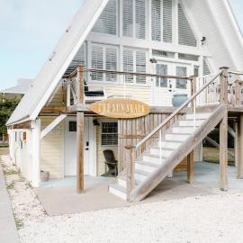 The Little Ray - 2 blocks to Beach - Backyard - Walk to Boardwalk, hotel in Carolina Beach