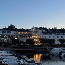 Grand Hotel Åsgårdstrand - Unike Hoteller، فندق في أوسغودسشترام
