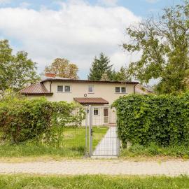 Spacious House with Parking & Garden by Noclegi Renters, hotell i Warszawa