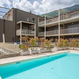 Larius Apartment-Residence with Pool on Lake Como, מלון בMusso