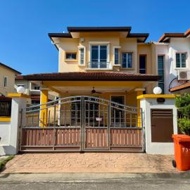 Homely, Seremban 2, Spacious, Cozy, Quiet, WiFi, Guarded, hotel in Seremban