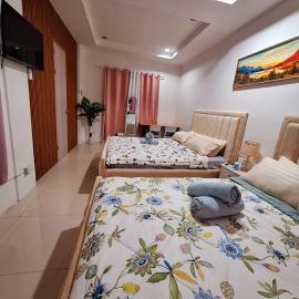 A1 1 Bedroom 2 Queen Size Beds Apartment Transient House near USEP Obrero Abreeza Mall، فندق في مدينة دافاو