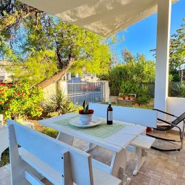 Tina's Tiny House - 10 meters from the beach, hotel en Olbia