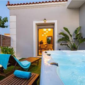Viesnīca Casa Dionysia - New Lux 2Br with Jacuzzi near Maleme Beach pilsētā Maleme