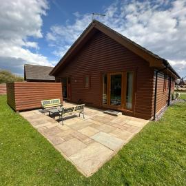 Lily Lodge-Tranquil-Hot Tub-Fishing-7m to beach، فندق في Garton