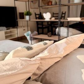 'Das kleine Feine' - Ruhige, helle Ferienwohnung mit Parkplatz und Balkon โรงแรมในฟอร์ซไฮม์