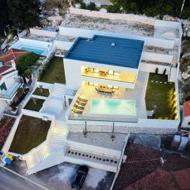 Familiy Villa Navis with heated pool、Rogotinのホテル