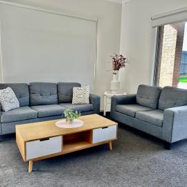 Spacious 4BR Family Home - Sleeps up to 8 Guests - By Saga Living, hotel in Melton South