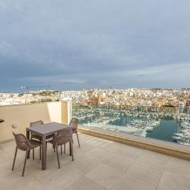 Stunning 2BR penthouse with harbour view & BBQ by 360 Estates, hotel en Pietà