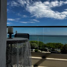 Agnanti - Seafront Home with Aegean Sea View، فندق في Loutrá Elevtherón