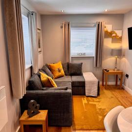 Detached one bedroom house near to castle and cathedral