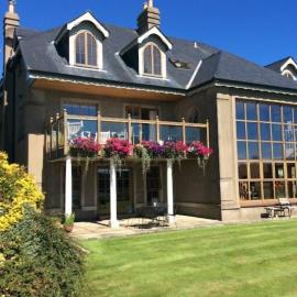 Charming Killinchy Manor Retreat, Hotel in Killinchy
