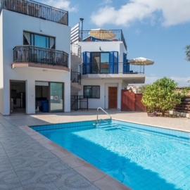 Cosy home with rooftop terrace, מלון בפוליס כריסוכוס