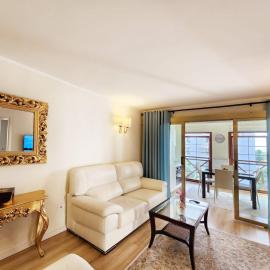 Luxury unique central flat with 2 swimming pools