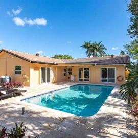 Beautiful Villa 4 BD 3 BA with Heated Private Pool, Close to Beach
